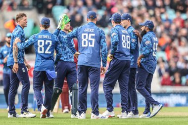 İngiltere 'den Harry Brook, Batı Hint Adaları' ndan Sherfane Rutherford 'u 3. Metro Bank ODI İngiltere ve Batı Hint Adaları' nda 3 Haziran 2025 'te Londra, Kia Oval' de yakalamayı kutluyor.