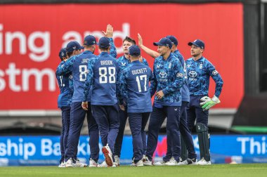 İngiltere 'den Jacob Bethell, 3 Haziran 2025' te Kia Oval, Londra, İngiltere 'de düzenlenen 3. Metro Bank ODI-Batı Hint Adaları davasında Batı Hint Adaları' ndan Brandon King 'i yakaladıktan sonra takım arkadaşlarıyla kutlama yapıyor.