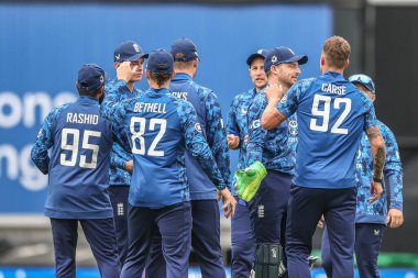 İngiltere 'den Jamie Smith, Batı Hint Adaları' ndan Evin Lewis 'in 3. Metro Bank ODI İngiltere ve Batı Hint Adaları' nda 3 Haziran 2025 'te Kia Oval, Londra' da yakalanmasını kutluyor.