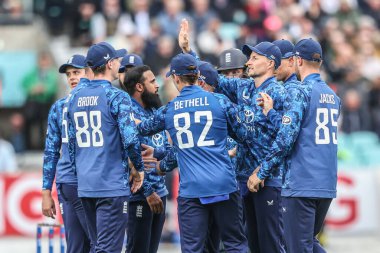 İngiltere 'den Ben Duckett, Batı Hint Adaları' ndan Justin Greaves 'in 3. Metro Bankası ODI İngiltere ile Batı Hint Adaları arasında 3 Haziran 2025' te Londra, Kia Oval 'de yakalanmasını kutluyor.