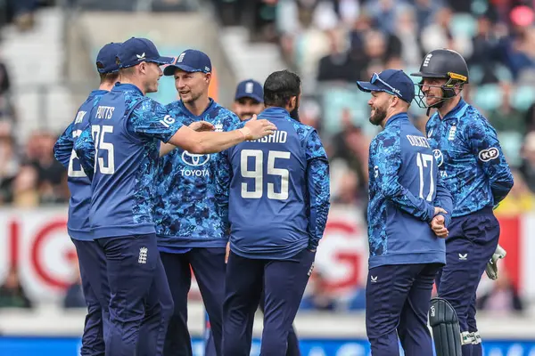 İngiltere 'den Adil Rashid, 3 Haziran 2025' te Londra, Kia Oval 'de Batı Hint Adaları 3. Metro Bank ODI İngiltere - Batı Hint Adaları sırasında Keacy Carty' nin kalesini kutluyor.
