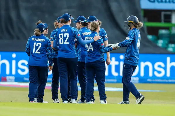 İngiltere Kadınları, Batı Hint Adaları 'ndan Stafanie Taylor' ın 2. Metro Bank ODI Uluslararası İngiltere Kadınlar Batı Hint Adaları 'na karşı Uptonsteel County Ground, Leicester, Birleşik Krallık, 4 Haziran 2025' de görevden alınmasını kutluyor.