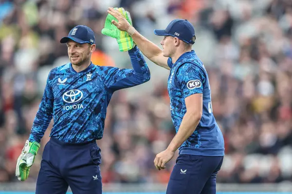 İngiltere 'den Matthew Potts, Batı Hint Adaları' ndan Alzarri Joseph 'in 3. Metro Bank ODI İngiltere ve Batı Hint Adaları' nda 3 Haziran 2025 'te Kia Oval, Londra' da yakalanmasını kutluyor.