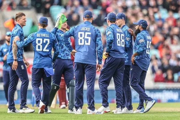 İngiltere 'den Harry Brook, Batı Hint Adaları' ndan Sherfane Rutherford 'u 3. Metro Bank ODI İngiltere ve Batı Hint Adaları' nda 3 Haziran 2025 'te Londra, Kia Oval' de yakalamayı kutluyor.