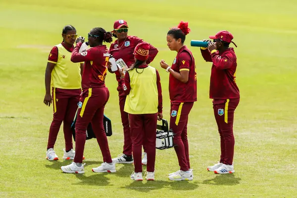 Batı Hint Adaları Kadınları, İngiltere 'de Tammy Beaumont' un 2. Metro Bank ODI Uluslararası İngiltere Kadınlar Batı Hint Adaları 'na karşı Uptonsteel County Ground, Leicester, İngiltere' de 4 Haziran 2025 'de görevden alınmasını kutluyor.