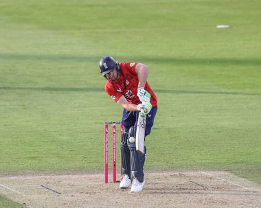 İngiltere 'nin Jos Buttler' ı 1. Vitality T20 Uluslararası Serisi 'nde Batı Hint Adaları' ndan Alzarri Joseph tarafından 6 Haziran 2025 'te Banks Homes Riverside Stadyumu, Chester-le-street, Birleşik Krallık' ta oynanan 1.