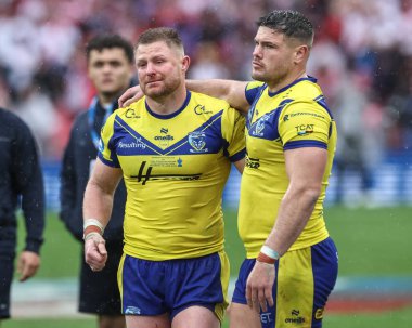 Warrington Wolves 'tan Joe Philbin, 7 Haziran 2025' te Wembley Stadyumu 'nda oynanan Betfred Challenge Kupası finalinde Warrington Wolves' un Hull KR 'a açtığı davada Warrington Wolves' tan Luke Yates 'i teselli ediyor.
