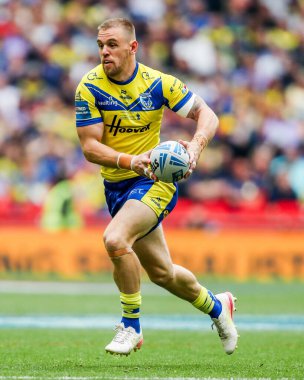 Warrington Wolves 'tan Matt Dufty, 7 Haziran 2025' te Wembley Stadyumu 'nda oynanan Betfred Challenge Cup Final Warrington Wolves vs Hull KR maçında topla koşuyor.