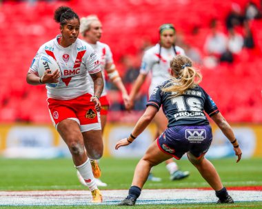 St Helens 'ten Chantelle Crowl, 7 Haziran 2025' te Wembley Stadyumu 'nda düzenlenen Betfred Kadınlar Yarışma Kupası finalinde topla koşuyor.