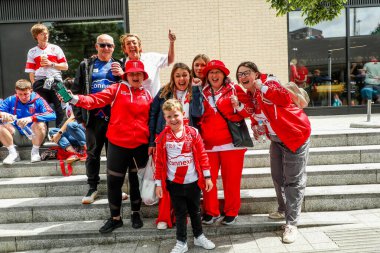 Taraftarlar, Wembley Stadyumu 'na 7 Haziran 2025' te oynanan Betfred Challenge Cup Final Warrington Wolves vs Hull KR karşılaşmasından önce geldi.