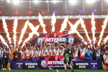 Hull KR 'dan Elliot Minchella, 7 Haziran 2025' te Londra, Wembley Stadyumu 'nda oynanan Betfred Challenge Cup Final Warrington Wolves vs Hull KR karşılaşmasında kupayı sıraladı.