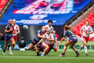 St Helens takımından Katie Mottershead, 7 Haziran 2025 'te Wembley Stadyumu' nda oynanan Betfred Kadınlar Yarışma Kupası finalinde pas veriyor.