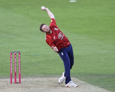 İngiltere 'den Liam Dawson topu 1. Vitality T20 Uluslararası Serisi sırasında Banks Homes Riverside Stadyumu, Chester-le-street, 6 Haziran 2025' te Batı Hint Adaları 'nda veriyor.