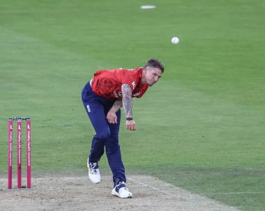 İngiltere 'den Brydon Carse topu 1. Vitality T20 Uluslararası Serisi sırasında Banks Homes Riverside Stadyumu, Chester-le-street, İngiltere 6 Haziran 2025' te Batı Hint Adaları 'nda veriyor.