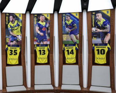 Warrington Wolves 'tan Marc Sneyd Warrington Wolves' tan Luke Yates Warrington Wolves 'tan Sam Powell Warrington Wolves' tan Paul Vaughan soyunma odasında Betfred Challenge Kupası Finali Warrington Wolves vs Hull KR 