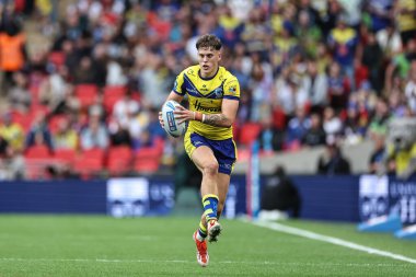 Warrington Wolves takımından Arron Lindop, 7 Haziran 2025 'te Wembley Stadyumu' nda oynanan Betfred Challenge Cup Final Warrington Wolves vs Hull KR maçında topu aldı.