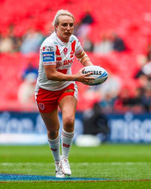 St Helens 'ten Jodie Cunningham, 7 Haziran 2025' te Wembley Stadyumu 'nda düzenlenen Betfred Kadınlar Yarışma Kupası Finali' nde topla koşuyor.
