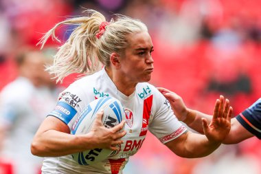 St Helens 'ten Shona Hoyle, 7 Haziran 2025' te Wembley Stadyumu 'nda düzenlenen Betfred Kadınlar Yarışma Kupası finalinde topla koşuyor.