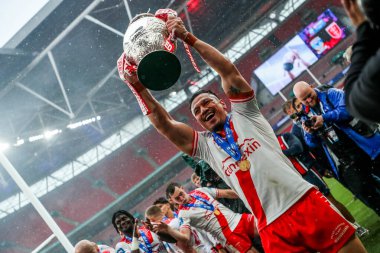 Hull KR, Betfred Challenge Kupası 'nı 7 Haziran 2025' te Wembley Stadyumu 'nda oynanan Betfred Challenge Cup final Warrington Wolves vs Hull KR maçından sonra kaldırdı.