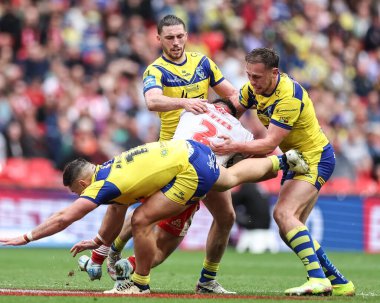 Hull KR 'dan Tom Davies, Warrington Wolves' tan Joe Philbin ve Warrington Wolves 'tan Ben Currie tarafından 7 Haziran 2025' te Wembley Stadyumu 'nda oynanan Betfred Challenge Kupası finalinde yenildi.