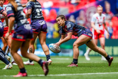 Wigan Warriors takımından Carys Marsh, 7 Haziran 2025 'te Wembley Stadyumu' nda oynanan Betfred Kadınlar Yarışma Kupası finalinde pas verdi.