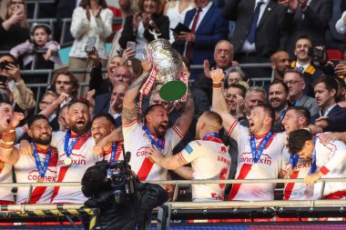 Hull KR 'dan Elliot Minchella, 7 Haziran 2025' te Londra, Wembley Stadyumu 'nda oynanan Betfred Challenge Cup Final Warrington Wolves vs Hull KR karşılaşmasında kupayı sıraladı.