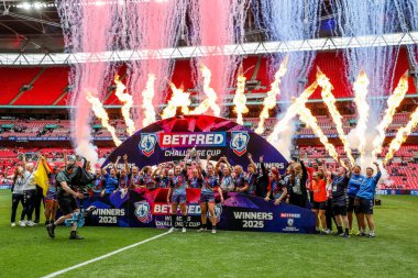 Wigan Warriors, 7 Haziran 2025 'te Wembley Stadyumu' nda oynanan Betfred Kadınlar Meydan Okuma Kupası finalinin ardından kupayı kaldırdı.