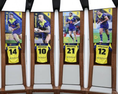 Warrington Wolves 'dan Sam Powell Warrington Wolves' tan Paul Vaughan Warrington Wolves 'tan Adam Holroyd Warrington Wolves' tan Lachlan Fitzgibbon soyunma odasında Betfred Challenge Cup Final Warrington Wolves vs Hull KR maçında tişörtlerini giyiyor. 