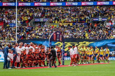 Oyuncular sahaya 7 Haziran 2025 'te Londra' daki Wembley Stadyumu 'nda oynanan Betfred Challenge Cup Final Warrington Wolves vs Hull KR karşılaşmasından önce girerler.