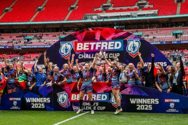 Wigan Warriors, 7 Haziran 2025 'te Wembley Stadyumu' nda oynanan Betfred Kadınlar Meydan Okuma Kupası finalinin ardından kupayı kaldırdı.