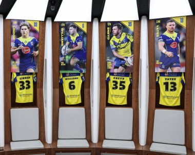 Warrington Wolves 'tan Arron Lindop Warrington Wolves' tan George Williams Warrington Wolves 'tan Marc Sneyd Warrington Wolves' tan Luke Yates soyunma odasında Betfred Challenge Cup Final Warrington Wolves 'a karşı Wembley Stadyumu' ndaki Hull KR maçında tişörtlerini giyiyor.