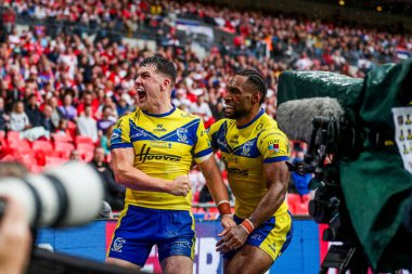 Warrington Wolves 'tan Josh Thewlis, 7 Haziran 2025' te Wembley Stadyumu 'nda oynanan Betfred Challenge Cup Final Warrington Wolves vs Hull KR maçında takım arkadaşlarıyla denemesini kutluyor.