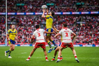 Warrington Wolves 'tan Toby King, 7 Haziran 2025' te Wembley Stadyumu 'nda oynanan Betfred Challenge Cup Final Warrington Wolves vs Hull KR maçında topu yakalıyor.