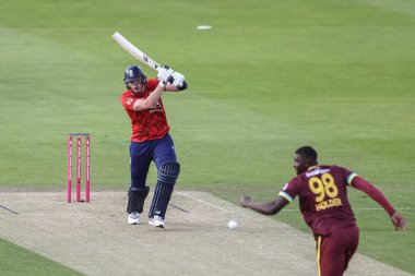 İngiltere 'den Jamie Smith, 6 Haziran 2025' te İngiltere 'nin Riverside Stadyumu, Chester-le-street, Birleşik Krallık' ta oynanan 1. Vitality T20 Uluslararası Serisi 'nde 4 sayı kaydetti.