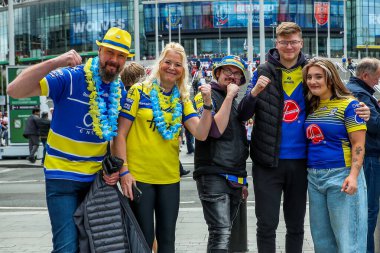 Taraftarlar, Wembley Stadyumu 'na 7 Haziran 202' de oynanan Betfred Challenge Cup Final Warrington Wolves vs Hull KR karşılaşması öncesinde geldiler.