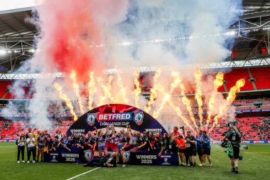 Wigan Warriors, 7 Haziran 2025 'te Wembley Stadyumu' nda oynanan Betfred Kadınlar Meydan Okuma Kupası finalinin ardından kupayı kaldırdı.