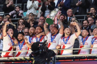 Hull KR 'dan Elliot Minchella, 7 Haziran 2025' te Londra, Wembley Stadyumu 'nda oynanan Betfred Challenge Cup Final Warrington Wolves vs Hull KR karşılaşmasında kupayı sıraladı.