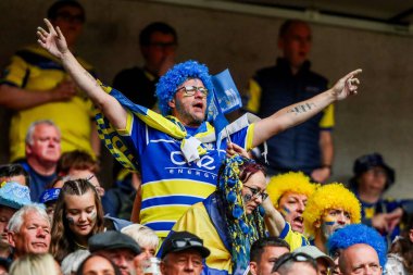 Warrington Wolves taraftarları 7 Haziran 2025 'te Wembley Stadyumu' nda oynanan Betfred Challenge Cup Final Warrington Wolves vs Hull KR maçını izliyorlar.