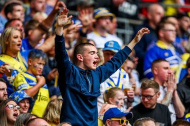 Warrington Wolves taraftarları 7 Haziran 2025 'te Wembley Stadyumu' nda oynanan Betfred Challenge Cup Final Warrington Wolves vs Hull KR maçını izliyorlar.