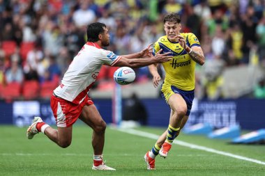 Warrington Wolves 'tan Arron Lindop, 7 Haziran 2025' te Wembley Stadyumu 'nda oynanan Betfred Challenge Cup Final Warrington Wolves vs Hull KR karşılaşmasında Hull KR' dan Peta Hiku tarafından ele geçirildi.
