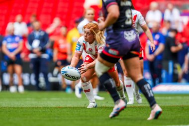 St Helens 'ten Caitlin Casey, 7 Haziran 2025' te Wembley Stadyumu 'nda oynanan Betfred Kadınlar Yarışma Kupası finalinde pas veriyor.