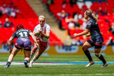 St Helens 'ten Jodie Cunningham, 7 Haziran 2025' te Wembley Stadyumu 'nda düzenlenen Betfred Kadınlar Yarışma Kupası Finali' nde topla koşuyor.
