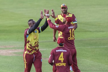 Batı Hint Adaları 'ndan Andre Russell, İngiltere' den Tom Banton 'ı 1. Vitality T20 Uluslararası Serisi sırasında İngiltere ile Batı Hint Adaları arasında Banks Riverside Stadyumu, Chester-le-street, Birleşik Krallık, 6 Haziran 2025' te kutluyor.