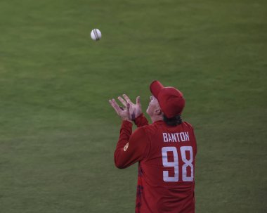 İngiltere 'den Tom Banton 1. Vitality T20 Uluslararası Serisi' nde Gudakesh Motie 'yi yakaladı. İngiltere - Batı Hint Adaları - Banks Riverside Stadyumu, Chester-le-street, İngiltere, 6 Haziran 2025