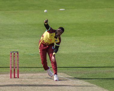 Batı Hint Adaları 'ndan Romario Shepherd topu 1. Vitality T20 Uluslararası Serisi sırasında Banks Riverside Stadyumu, Chester-le-street, 6 Haziran 2025