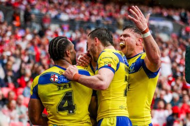 Warrington Wolves 'tan Josh Thewlis, 7 Haziran 2025' te Wembley Stadyumu 'nda oynanan Betfred Challenge Cup Final Warrington Wolves vs Hull KR maçında takım arkadaşlarıyla denemesini kutluyor.