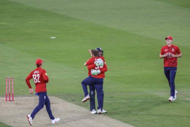 İngiltere 'den Jos Buttler, İngiltere' den Liam Dawson ile birlikte 6 Haziran 2025 'te İngiltere' nin Chester-le-street kentindeki Banks Riverside Stadyumu 'nda oynanan 1. Vitality T20 Uluslararası Serisi sırasında Johnson Charles' ın tökezlemesini kutluyor.