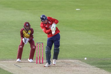 İngiltere 'den Tom Banton, 1. Vitality T20 Uluslararası Serisi sırasında Banks Riverside Stadyumu, Chester-le-street, 6 Haziran 2025' te İngiltere ile Batı Hint Adaları arasında bir koşu için topa vuruyor.