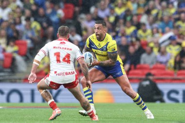 Warrington Wolves 'tan Paul Vaughan, 7 Haziran 2025' te Wembley Stadyumu 'nda oynanan Betfred Challenge Cup Final Warrington Wolves vs Hull KR maçında topu bırakıyor.
