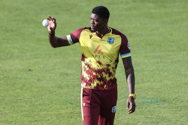 Batı Hint Adaları 'ndan Alzarri Joseph topu 1. Vitality T20 Uluslararası Serisi sırasında İngiltere - Batı Hint Adaları Banks Riverside Stadyumu, Chester-le-street, 6 Haziran 2025